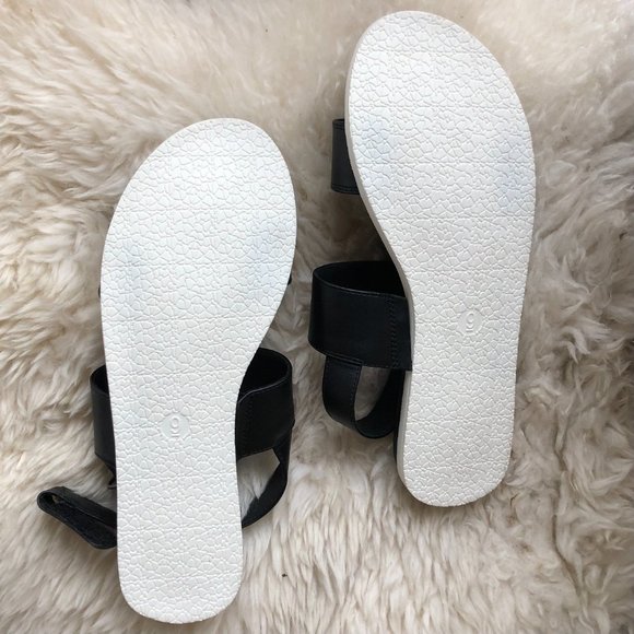 NWOT Universal Thread black-and-white sandals 9-9.5 - Picture 2 of 4